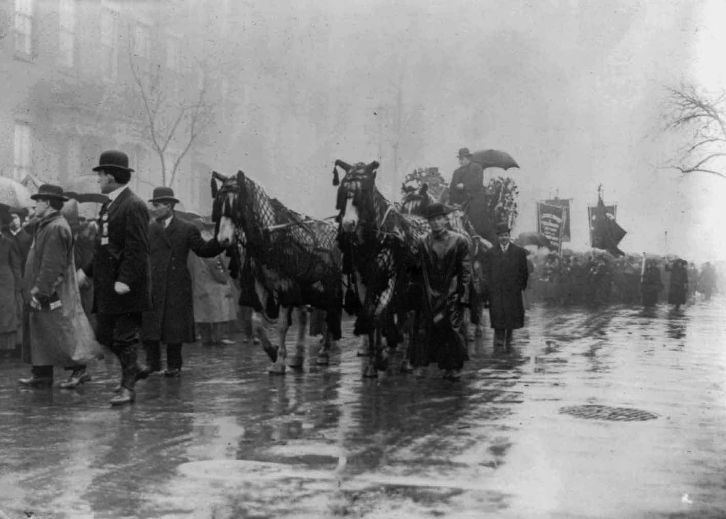 Horse drawn fire engine 